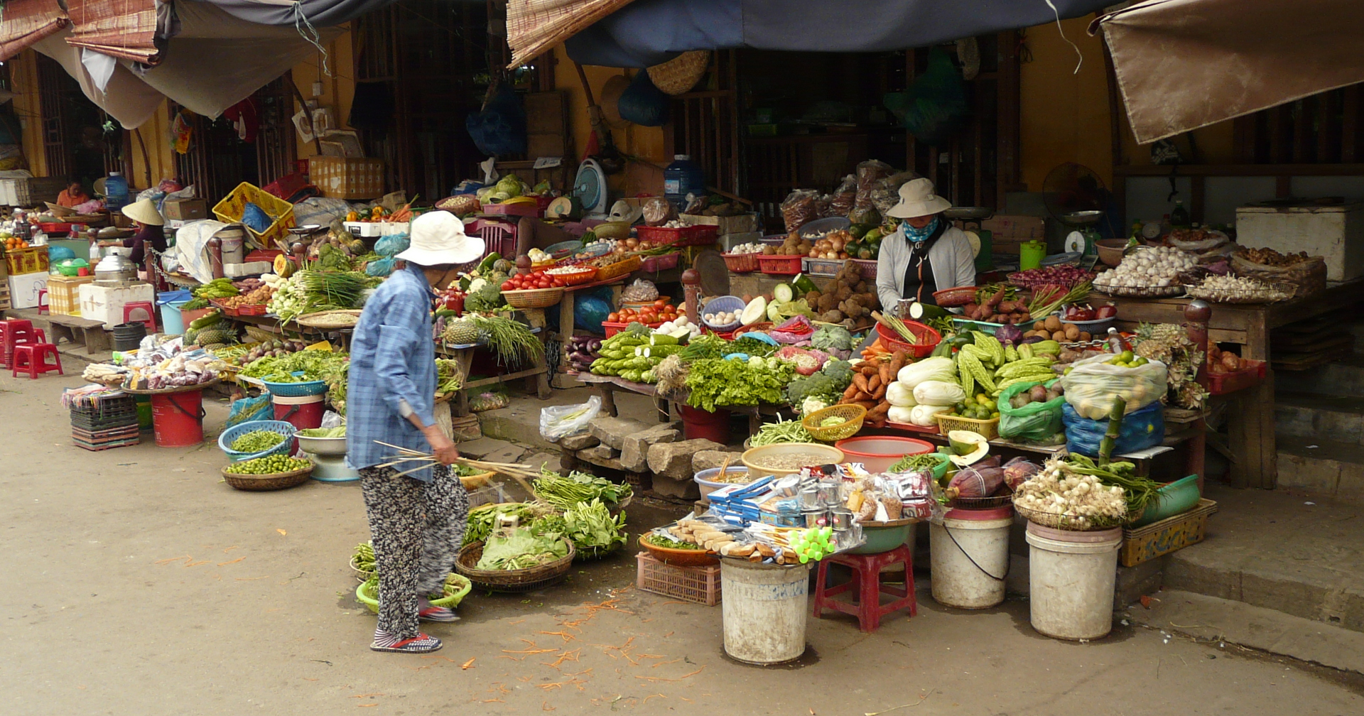 market in hoi an vietnam